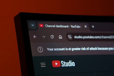 Dhaka, Bangladeş - 02 Haziran 2025: Youtube Stüdyo web arayüzünü karanlık kipte gösteren bir bilgisayar ekranının yakın çekimi.