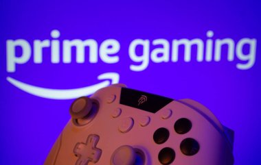 Dhaka, Bangladeş - 22 Haziran 2025: Arka planda Prime Gaming 'in göründüğü beyaz bir oyun sahasına yakın plan.