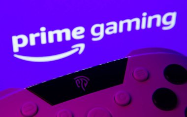 Dhaka, Bangladeş - 22 Haziran 2025: Arka planda Prime Gaming 'in göründüğü beyaz bir oyun sahasına yakın plan.