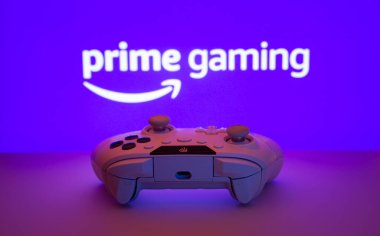 Dhaka, Bangladeş - 22 Haziran 2025: Arka planda Prime Gaming 'in göründüğü beyaz bir oyun sahasına yakın plan.