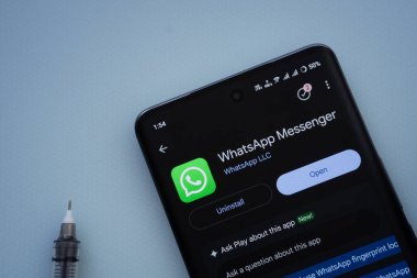 Dhaka, Bangladeş - 29 Mayıs 2025: Mavi bir yüzeyde, akıllı bir telefon WhatsApp Messenger uygulamasını Google Play Store içinde gösterir.