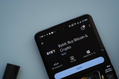 Dhaka, Bangladeş - 29 Mayıs 2025: Mavi bir yüzeyde, bir akıllı telefon Bybit uygulamasını Google Play Store içinde gösterir.