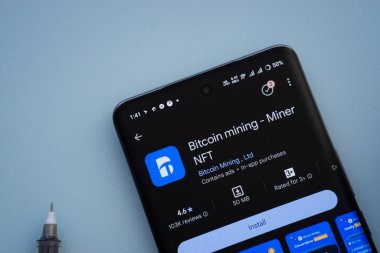 Dhaka, Bangladeş - 29 Mayıs 2025: Mavi bir yüzeyde, bir akıllı telefon Google Play Store içinde Bitcoin madencilik uygulamasını görüntüler.