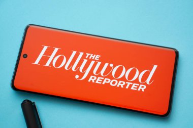 Dhaka, Bangladeş - 18 Mart 2025: The Hollywood Reporter 'ın logosu akıllı telefon ekranında sergileniyor.