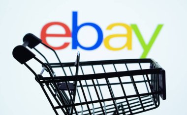 Dhaka, Bangladeş - 03 Temmuz 2025: eBay logosu önündeki alışveriş arabasının silüeti, ekommersi ve çevrimiçi alışverişi simgeliyor.