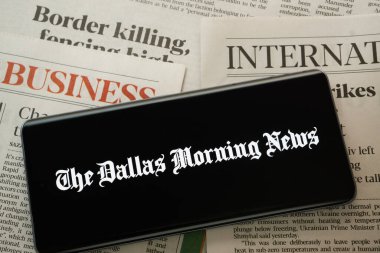 Dhaka, Bangladeş - 18 Mart 2025: Dallas Sabah Haberleri 'nin logosu akıllı telefon ekranında gösteriliyor.