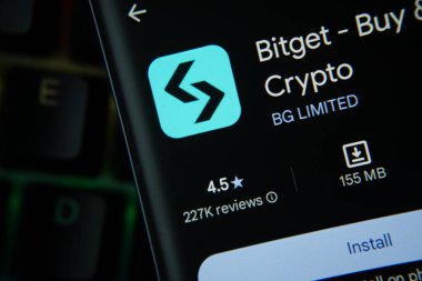 Dhaka, Bangladeş - 27 Temmuz 2025: Google Playstore 'dan Bitget uygulaması akıllı telefon ekranında gösteriliyor.
