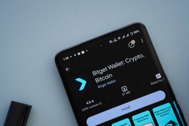 Dhaka, Bangladeş - 29 Mayıs 2025: Mavi bir yüzeyde, bir akıllı telefon Bitget Cüzdan uygulamasını Google Oyun Mağazası içinde gösterir.