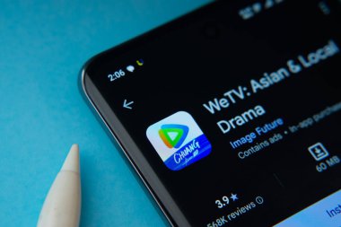 Dhaka, Bangladeş - 28 Temmuz 2025: Google Playstore 'daki silah TV uygulaması akıllı telefon ekranında gösteriliyor.