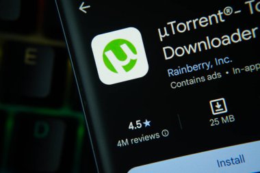 Dhaka, Bangladeş - 27 Temmuz 2025: Google Playstore 'dan uTorrent uygulaması akıllı telefon ekranında gösteriliyor.