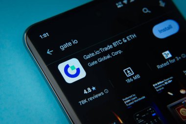 Dhaka, Bangladeş - 08 Aug 2025: Google Playstore 'dan Gate.io uygulaması bir akıllı telefon ekranında gösteriliyor.