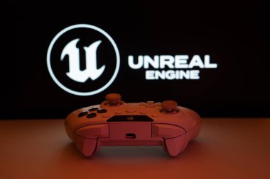 Dhaka, Bangladeş - 26 Temmuz 2025: Arka planda Unreal Engine logosu önünde oyun denetleyici.