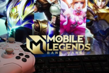 Dhaka, Bangladeş - 25 Ağustos 2025: Arka planda Mobil Efsaneler Bang Bang ile yakın plan beyaz oyun sahası.