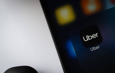 Dhaka, Bangladeş - 17 Mart 2025: Uber uygulamasını gösteren bir iPad ekranına yakın plan.