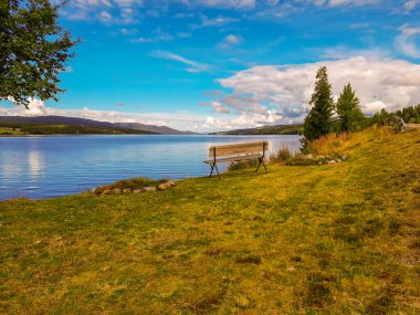 Arkasında bir göl olan güzel bir manzara.