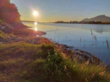 Göl ve mavi gökyüzü ile güzel bir manzara.