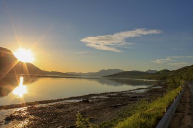 Kuzey Norveç 'te gece yarısı güneşi ve doğa manzarası