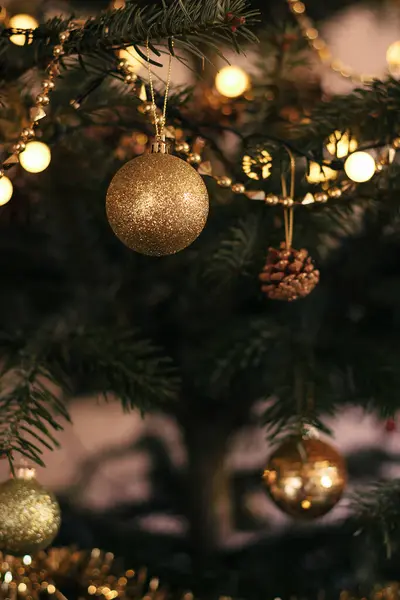Újévi Arany Színű Játékok Koszorú Lóg Egy Természetes Karácsonyfa Közelkép Stock Fotó