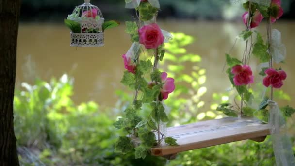 Κλουβί Πουλιών Λουλούδια Κούνια Λουλούδι Διακοσμητικό Γαμήλιο Περιβάλλον — Αρχείο Βίντεο