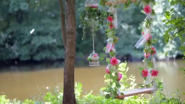 Ptačí Klec Květinami Květina Houpačka Dekorativní Svatební Doprovod — Stock video