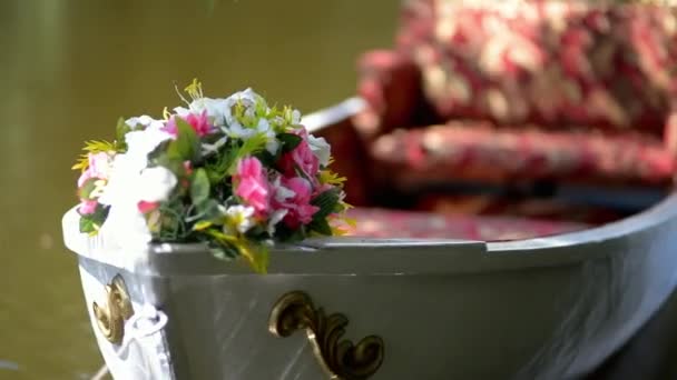 フラワーボートの装飾結婚式の側近 — ストック動画