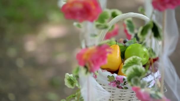 Meyve Sepeti Çiçekleri Salıncakta Sallanıyor — Stok video