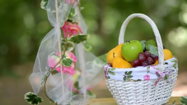 Flores Canasta Frutas Séquito Boda Oscilante — Vídeos de Stock