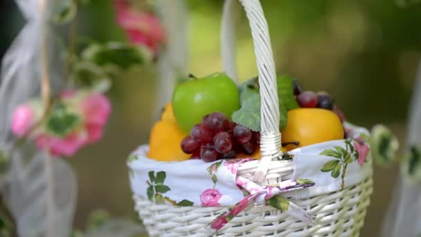 Obstkorbblumen Auf Einer Schaukel Hochzeit Entourage — Stockvideo