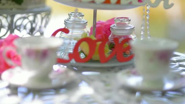 Τραπέζι Πιατικά Ποτήρια Πιάτα Διακοσμητική Αγάπη Γαμήλια Συνοδεία — Αρχείο Βίντεο