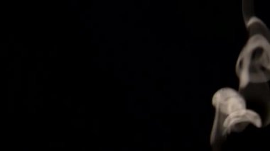 Siyah arka planda tütün dumanı yaklaştı.