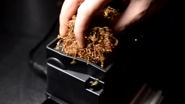 Processen Att Lägga Tobak Cigarettetuier Med Halvautomatisk Maskin — Stockvideo