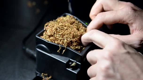 Processen Att Lägga Tobak Cigarettetuier Med Halvautomatisk Maskin — Stockvideo