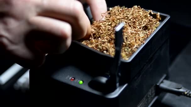 Das Einfüllen Von Tabak Zigarettenschachteln Mit Einem Halbautomaten — Stockvideo