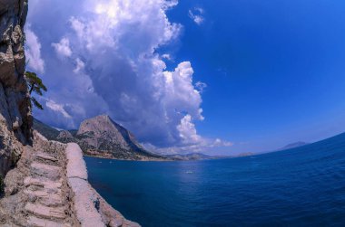 Kıyıya yakın Rocky manzaralı patika. Kırım 'ın deniz manzarası çok güzel..