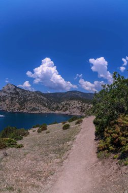 Kıyıya yakın Rocky manzaralı patika. Kırım 'ın deniz manzarası çok güzel..