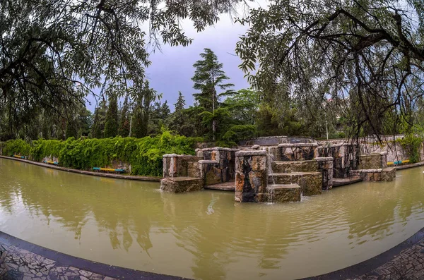 Harika bir resim parkı. Bir sürü bitki ve ördekli bir göl. Çeşme, köknar, arborvitae, yabani üzüm..
