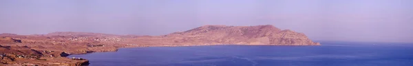 Dağlık kayalık arazinin panoramik görüntüleri. Kırım 'ın deniz manzarası çok güzel.