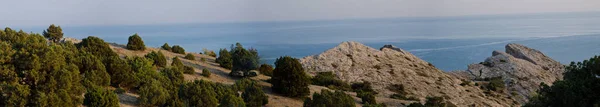 Dağlık kayalık arazinin panoramik görüntüleri. Kırım 'ın deniz manzarası çok güzel.