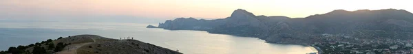 Dağlık kayalık arazinin panoramik görüntüleri. Kırım 'ın deniz manzarası çok güzel.
