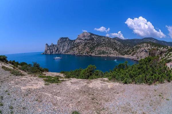 Kıyıya yakın Rocky manzaralı patika. Kırım 'ın deniz manzarası çok güzel..