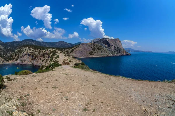 Kıyıya yakın Rocky manzaralı patika. Kırım 'ın deniz manzarası çok güzel..