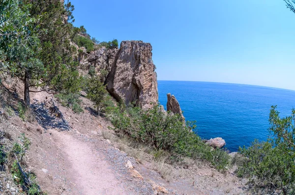 Kıyıya yakın Rocky manzaralı patika. Kırım 'ın deniz manzarası çok güzel..