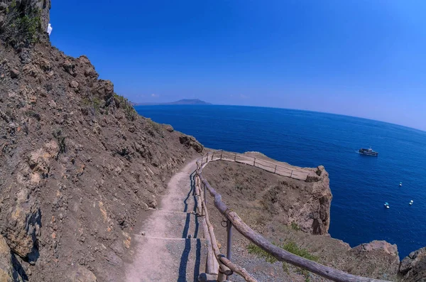 Kıyıya yakın Rocky manzaralı patika. Kırım 'ın deniz manzarası çok güzel..