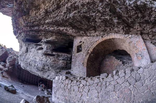 Kırım 'da şarap içilir. Chaliapin Grotto 'su. Kadim şarap deposunun kalıntıları..