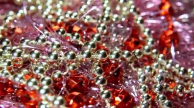 Parlak bir çelenk üzerinde beyaz ve kırmızı boncuklar. Parlak ışıkla Noel havası ve dekorasyon. Döngü canlandırması. 