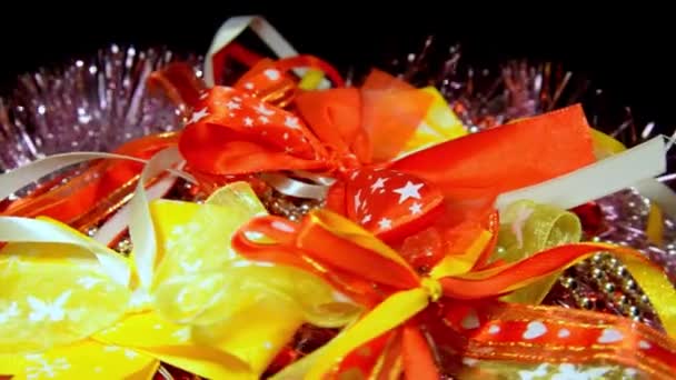 喜庆的弓和珠在闪闪发亮的花环上 圣诞气氛和装饰与闪亮的光芒 循环动画 — 图库视频影像