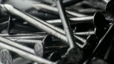 Bir avuç küçük inşaat çivisi. makro fotoğrafçılık. Yavaş çekim yakın çekim. Sanayi aracı kavramı. 