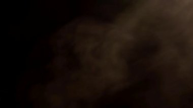 Siyah arka planda tütün dumanı yaklaştı. 