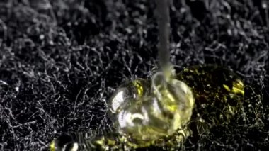 Jel şeklindeki deterjan süngerin üzerine akar. makro fotoğrafçılık. Yavaş çekim yakın çekim.