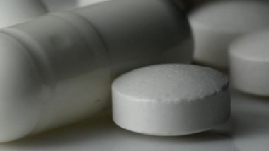 Çeşitli ilaç iğneleri. makro fotoğrafçılık. Yavaş çekim yakın çekim. İlaç endüstrisi konsepti.